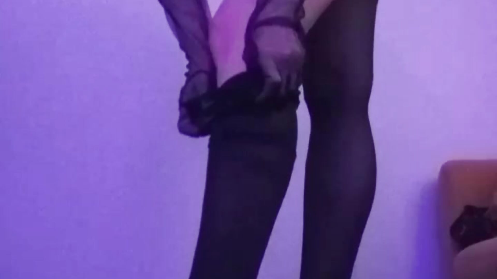 wearing my stockings:)－カメラキャストのLucy_Millssの動画