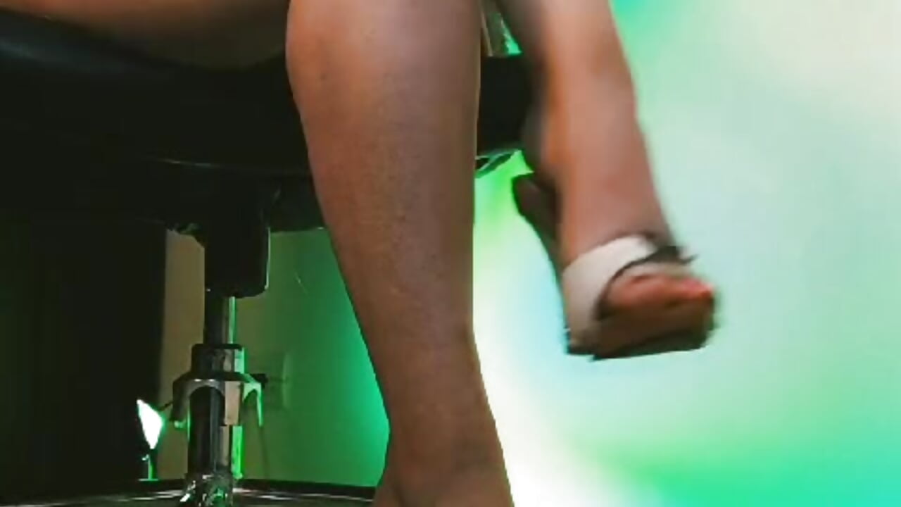 FEET TEASING SEXY TOES HIGH HEEL SANDALS LONG  LEGS – video od webkamerové modelky sara_goodgirl13