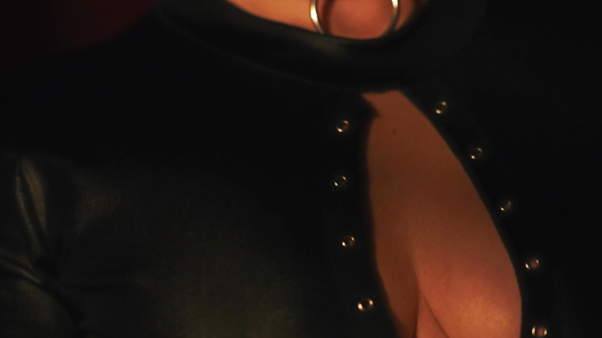 slave wearing maks leather skirt high heels leather harness teasing her master – video od webkamerové modelky sara_goodgirl13