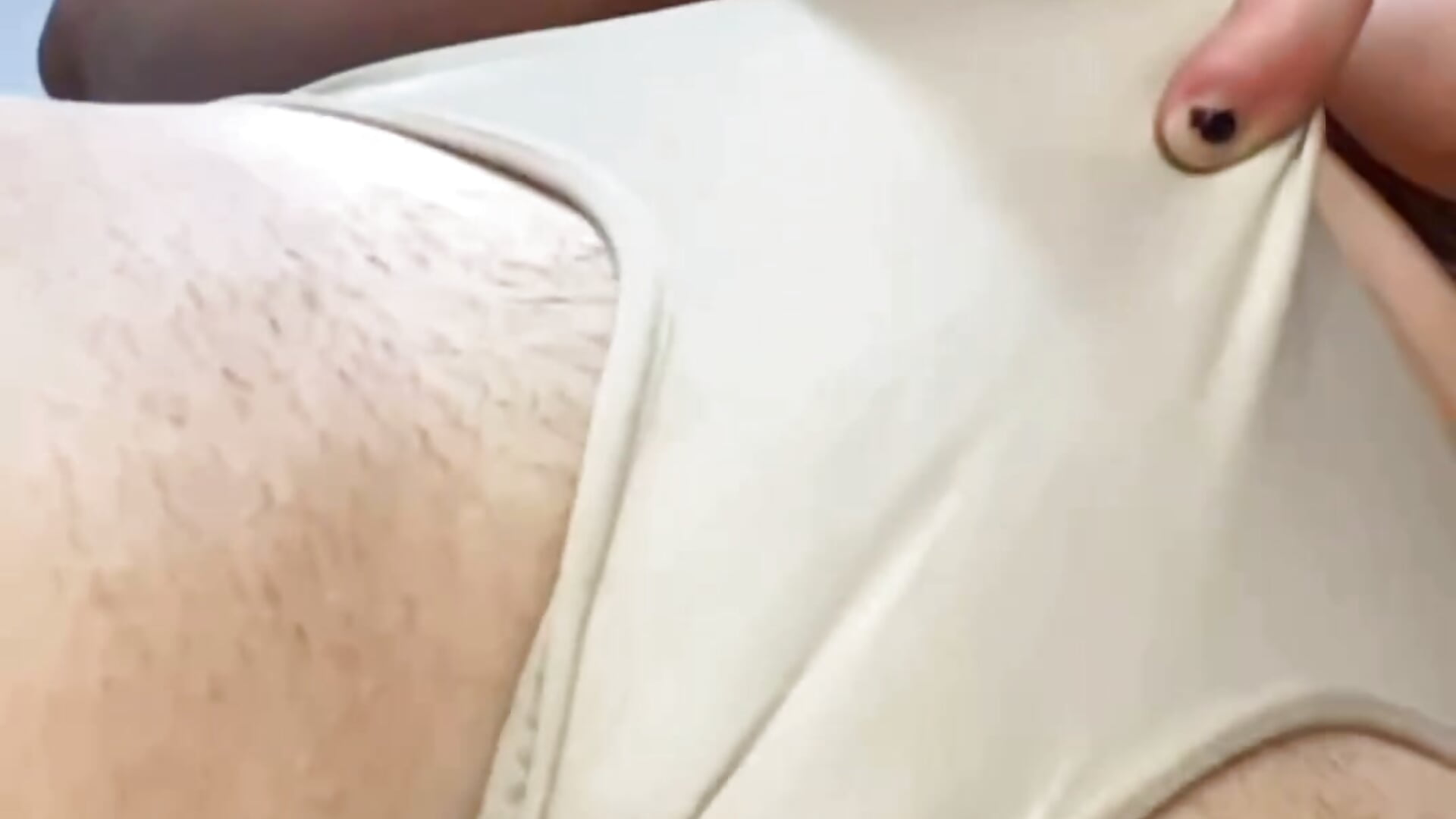 ☀️ Cameltoe Upskirt Tan Lines 😍🔥 Mira las marquitas de sol y concha marcada desde abajo