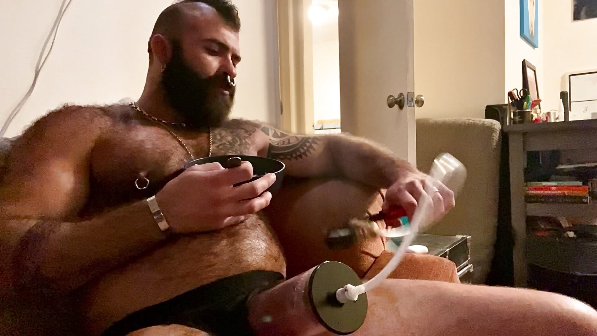 eating while I pump my cock & balls - MachoDogX 캠 모델의 동영상