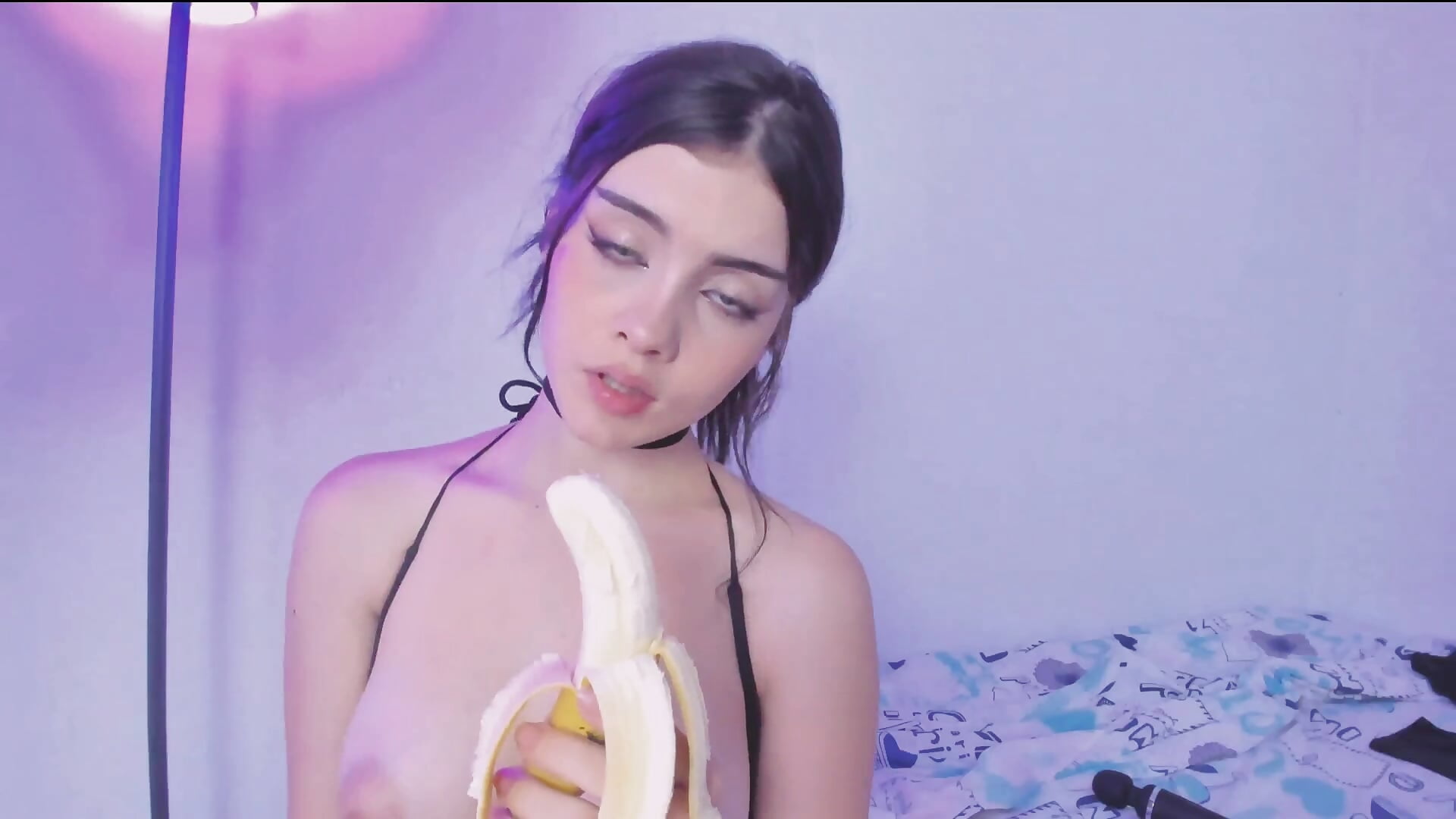 eating banana - відео від вебкаммоделі scofty