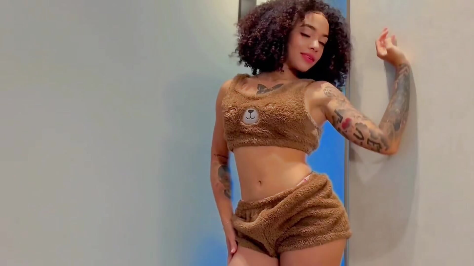 -Hello - video by pretty_pettite cam model