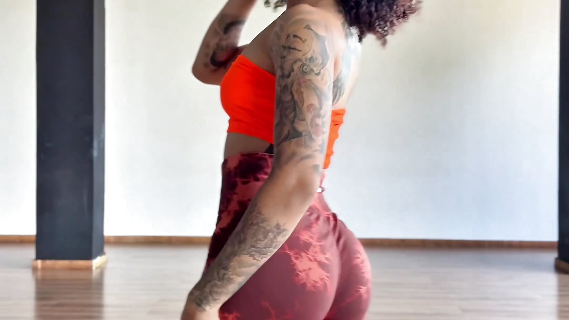 Gym time - video by pretty_pettite cam model