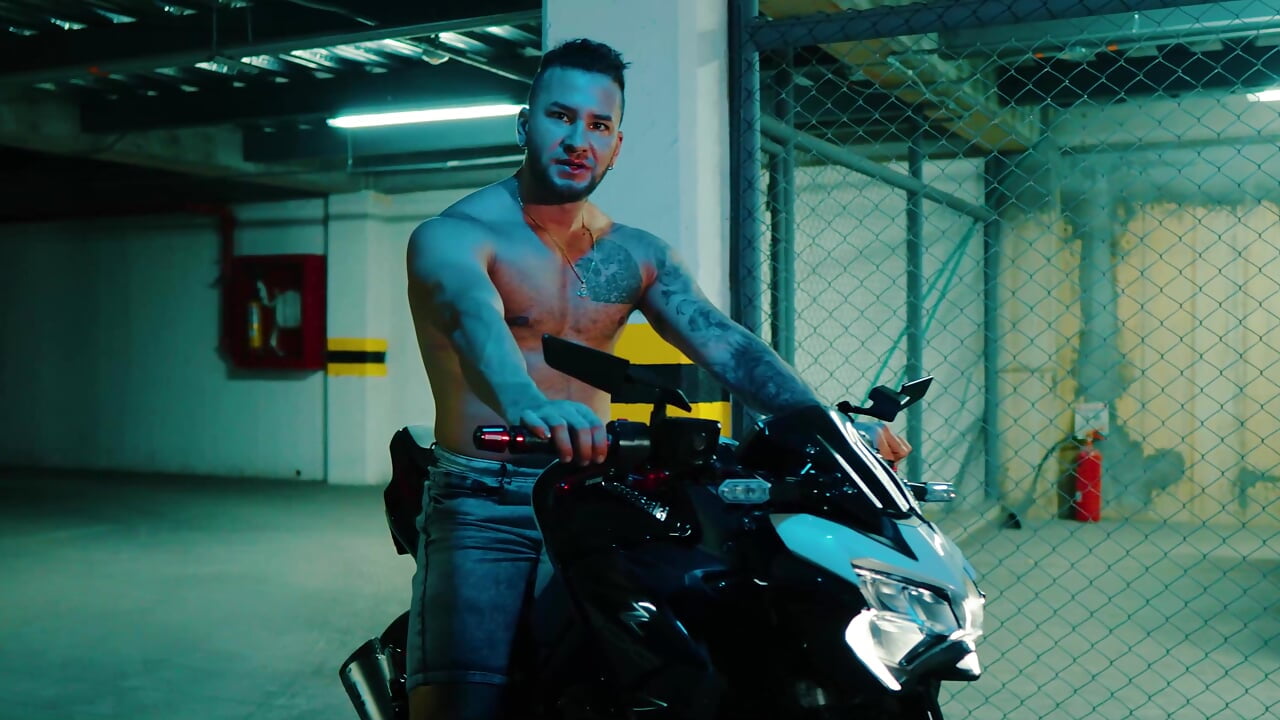 profile-intro-video-1764385807 - delessandro_world adlı kamera modelinin videosu