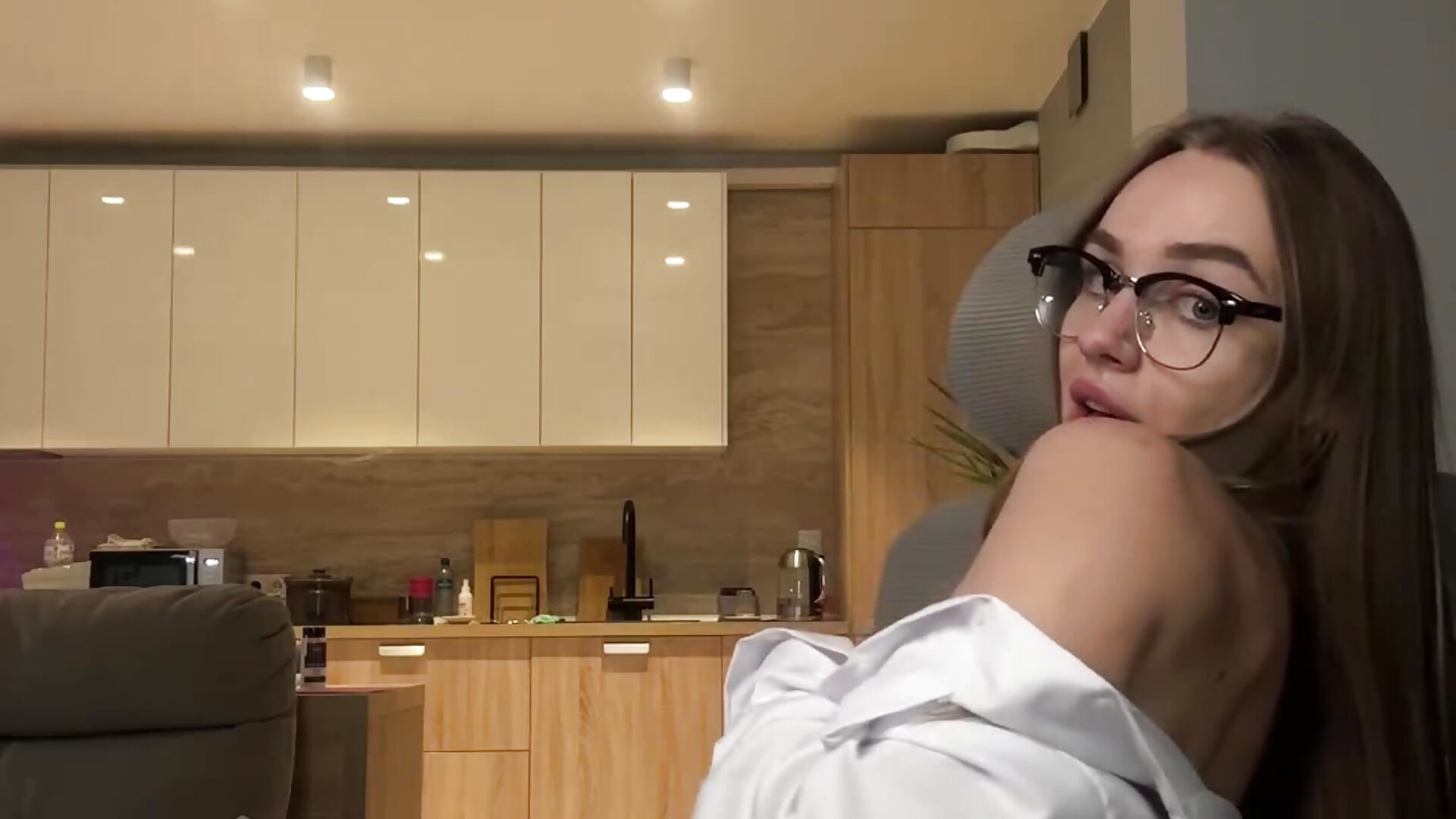 Office girl tease & play - video by SaraCros cam model