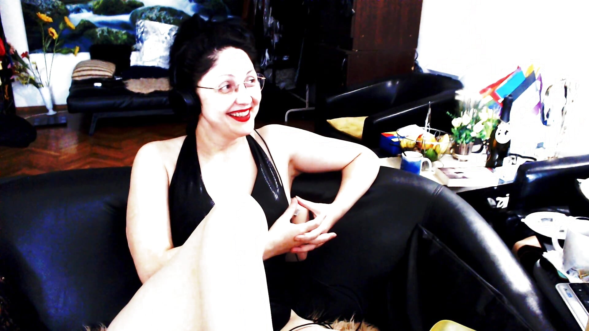 No,you are not into findom if you complain that you got feelings. Keep your money and your feelings! - 視頻由 Imperatriza 主播提供