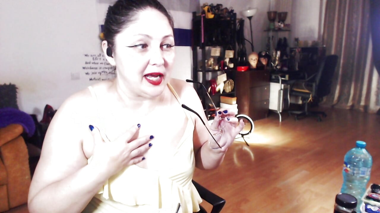 Q:"Can you see your naked body?" - video od modelky/modela Imperatriza