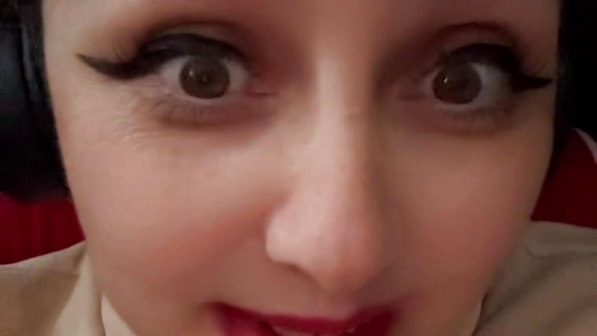 Q&A:”Whats wrong with you?” Nothing, i am a human being - video oleh model kamera Imperatriza