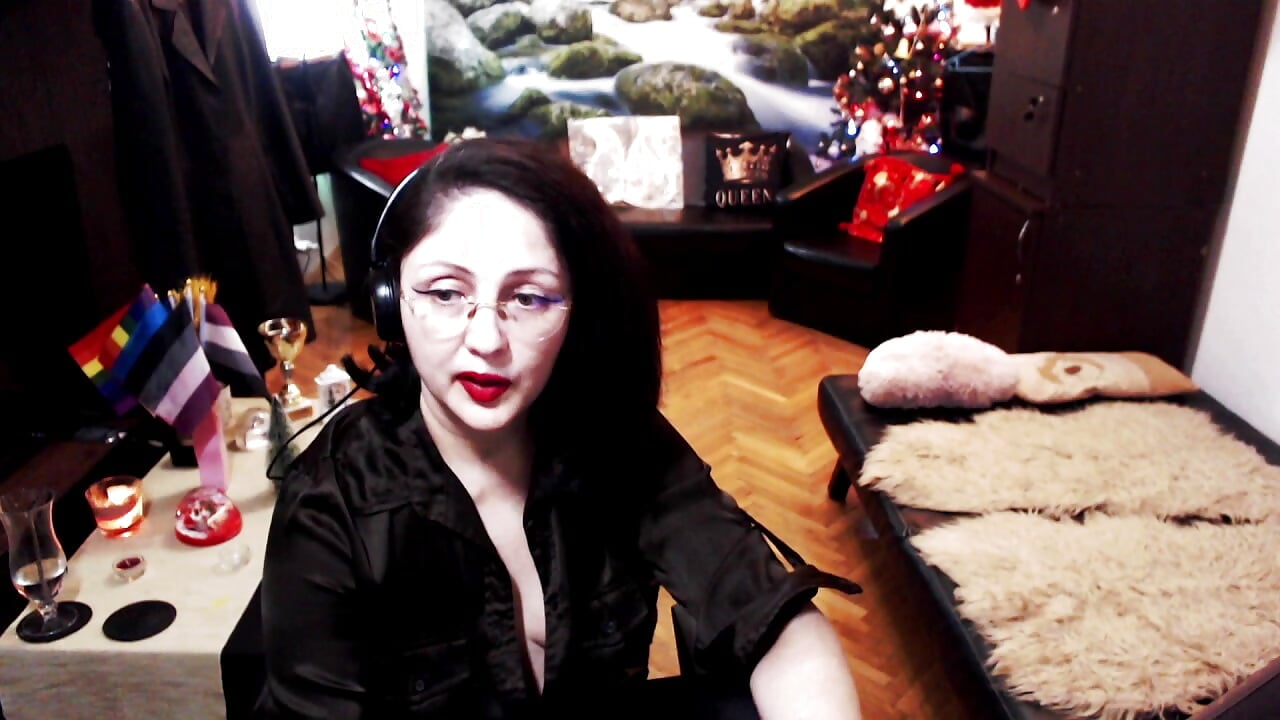 Pain make you feel human, not special! - video od modelky/modela Imperatriza