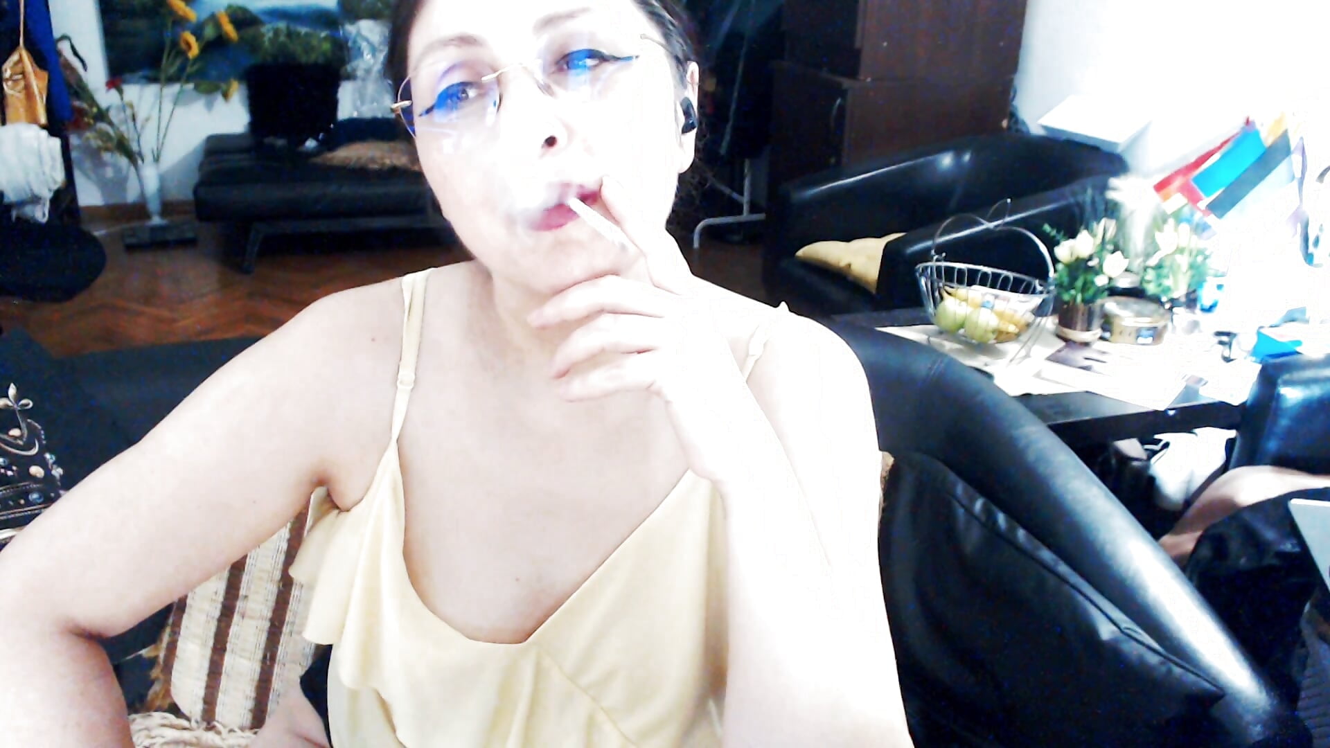Smoking tabacco close up oral fixation - light purple lipstick - video van Imperatriza cam-model