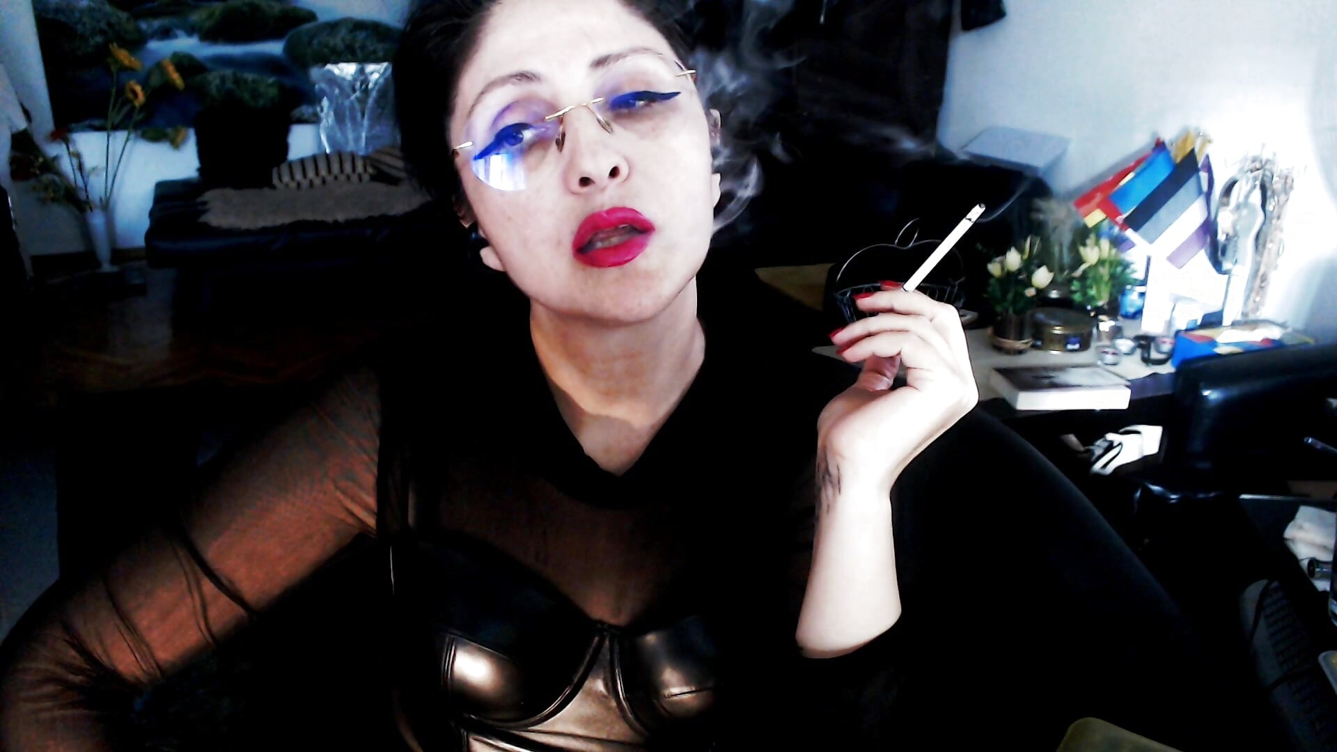 smoking unlocking  new level of tribute with 3-4 digits FINDOM - vídeo de Imperatriza