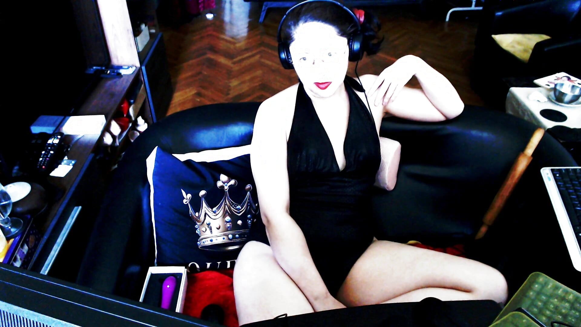 Doesn't exists domme/dom tamer!Tamers are for primary instinct!We dont broke tamed  people – video modela na kameri Imperatriza