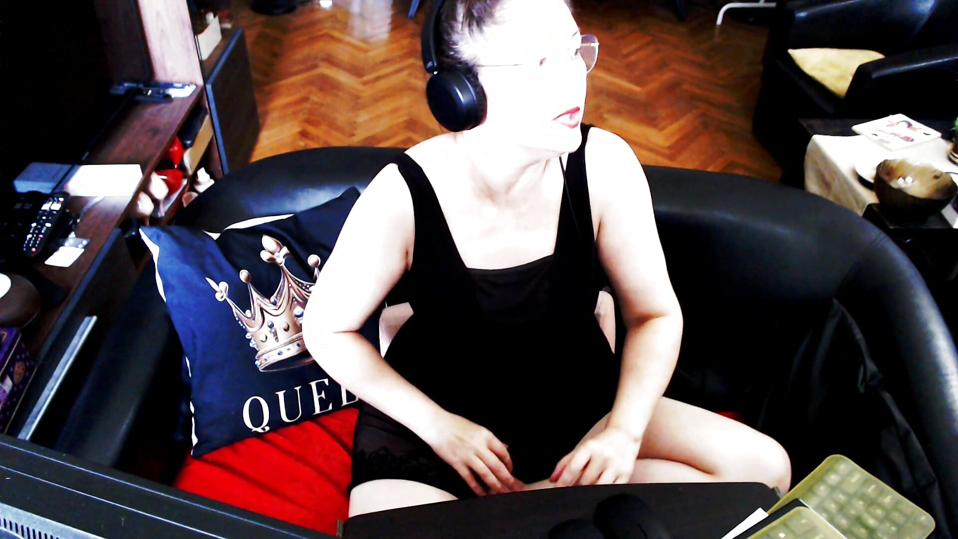 oh piece of crap, no honor! – video modela na kameri Imperatriza