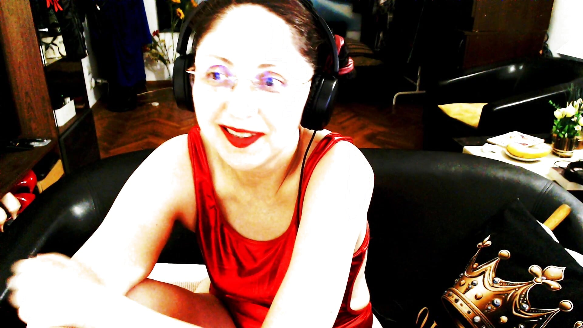 Did anyone is lawyer to help me in a law case? or have 240000 tokens to give me, a modern Jesus?? – video modela na kameri Imperatriza