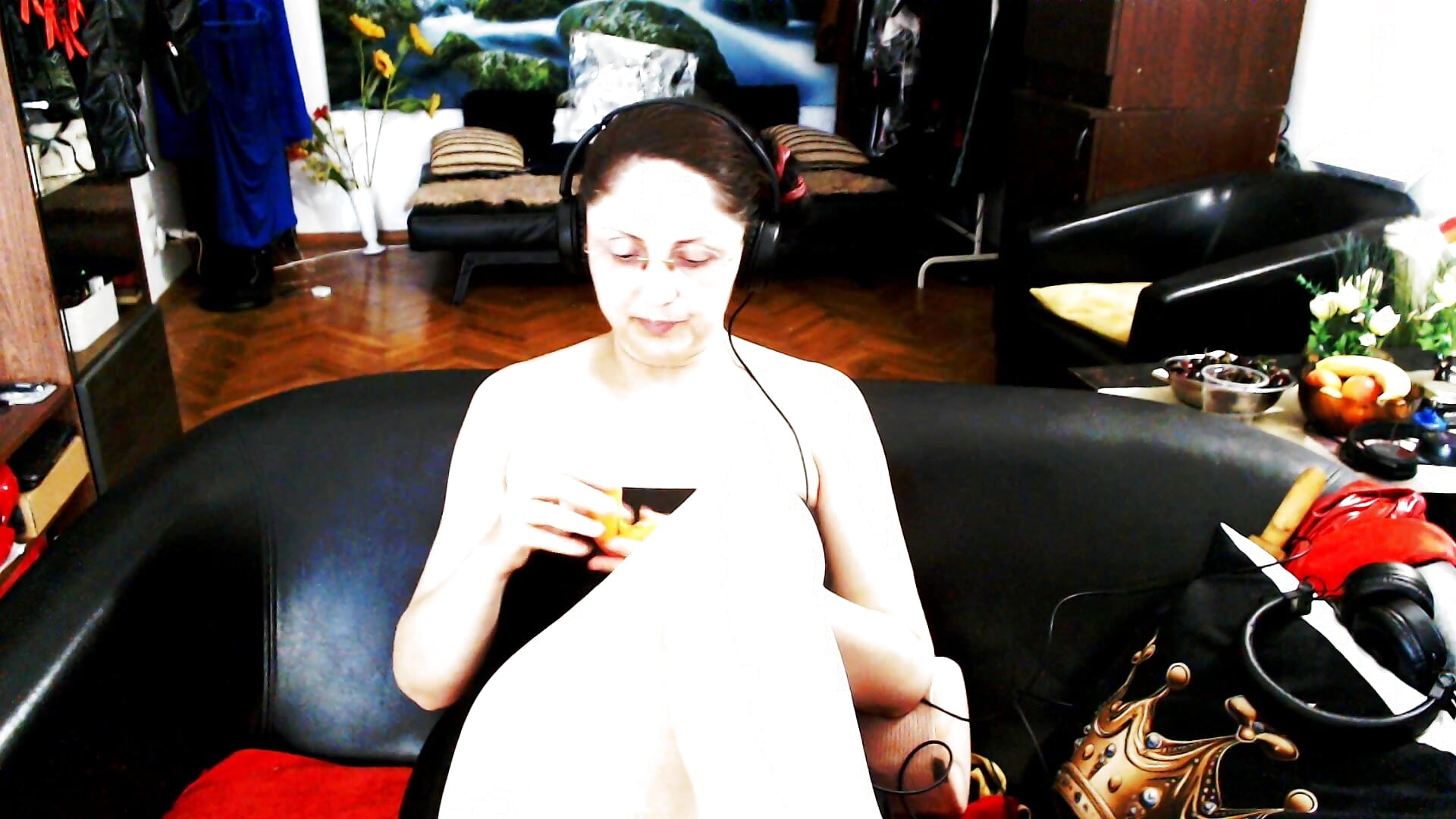 we dont have male dominants, just clients! perfect!I will wear a real gun,and i make a porn movie! – video modela na kameri Imperatriza