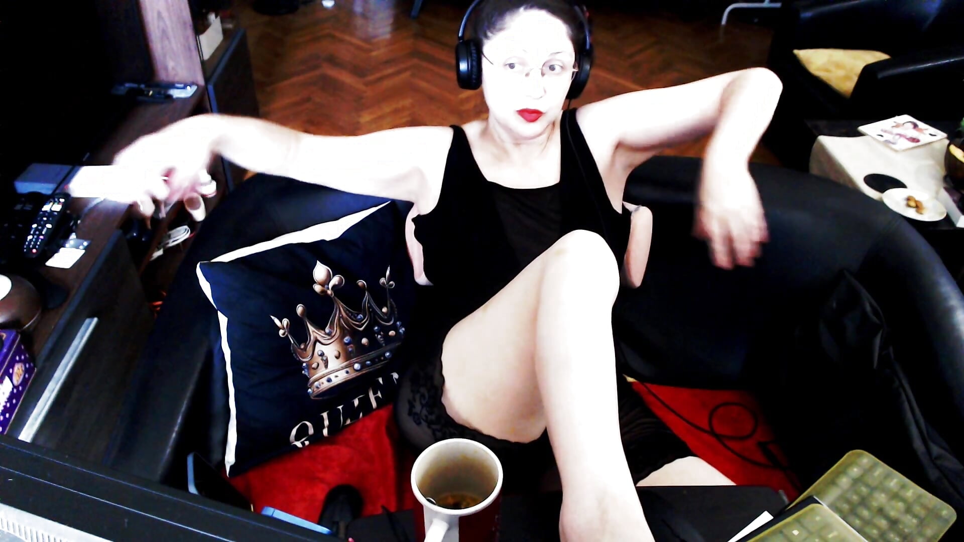 So, after all this years: exists someone who could control me,the human? OF C not – video modela na kameri Imperatriza