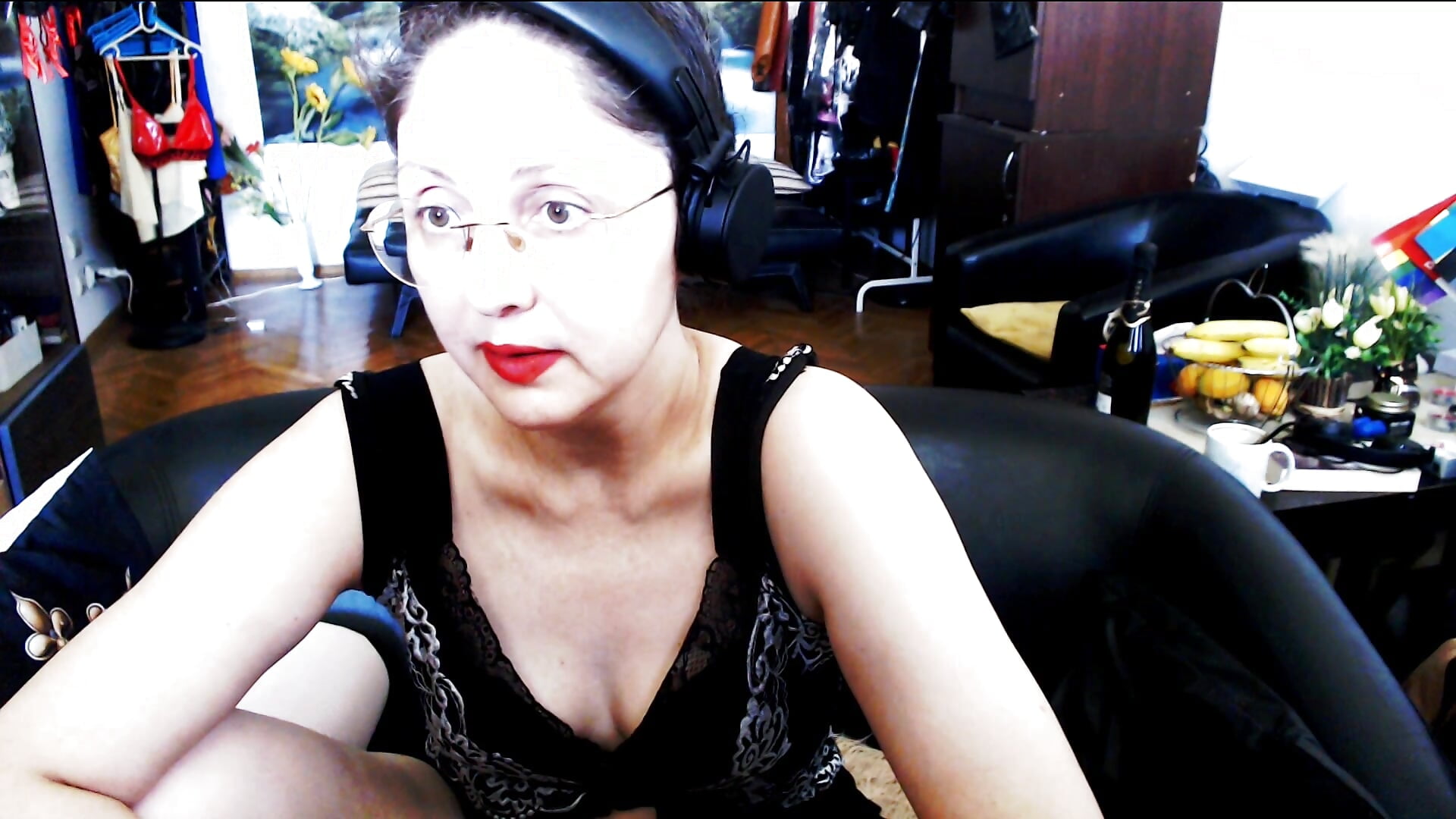 Dar traiti voi ba in patriarhie, ba in matriarhie! Caci eu daca am nevoie de puterea fizica,platesc! – video af Imperatriza cam-model