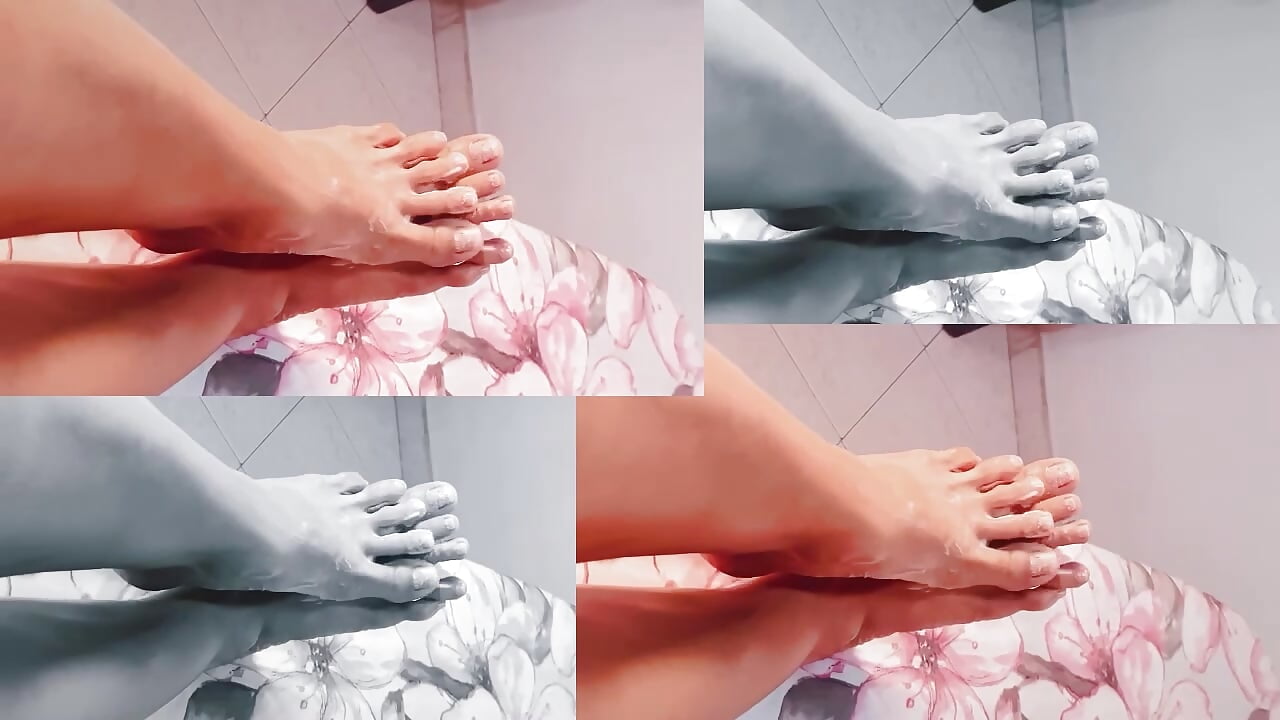 I want a heart for my feet if you like ❤ - video by amber_demons2021 cam model