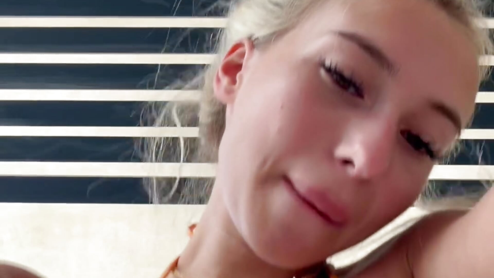 view from below – video od webkamerové modelky enchant_baby