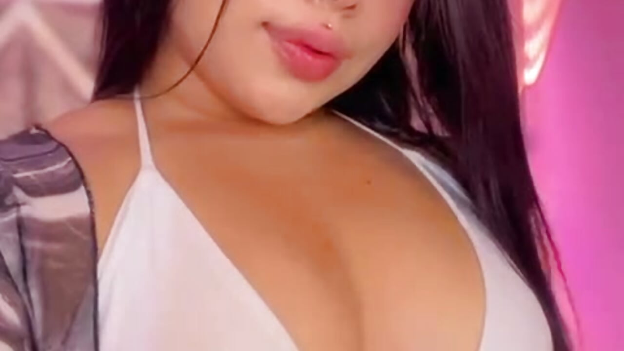 As a glass of champagne ... bubbly, sweet and dangerous in excess. 🥂💋－カメラキャストのMarianaGarciaa__の動画