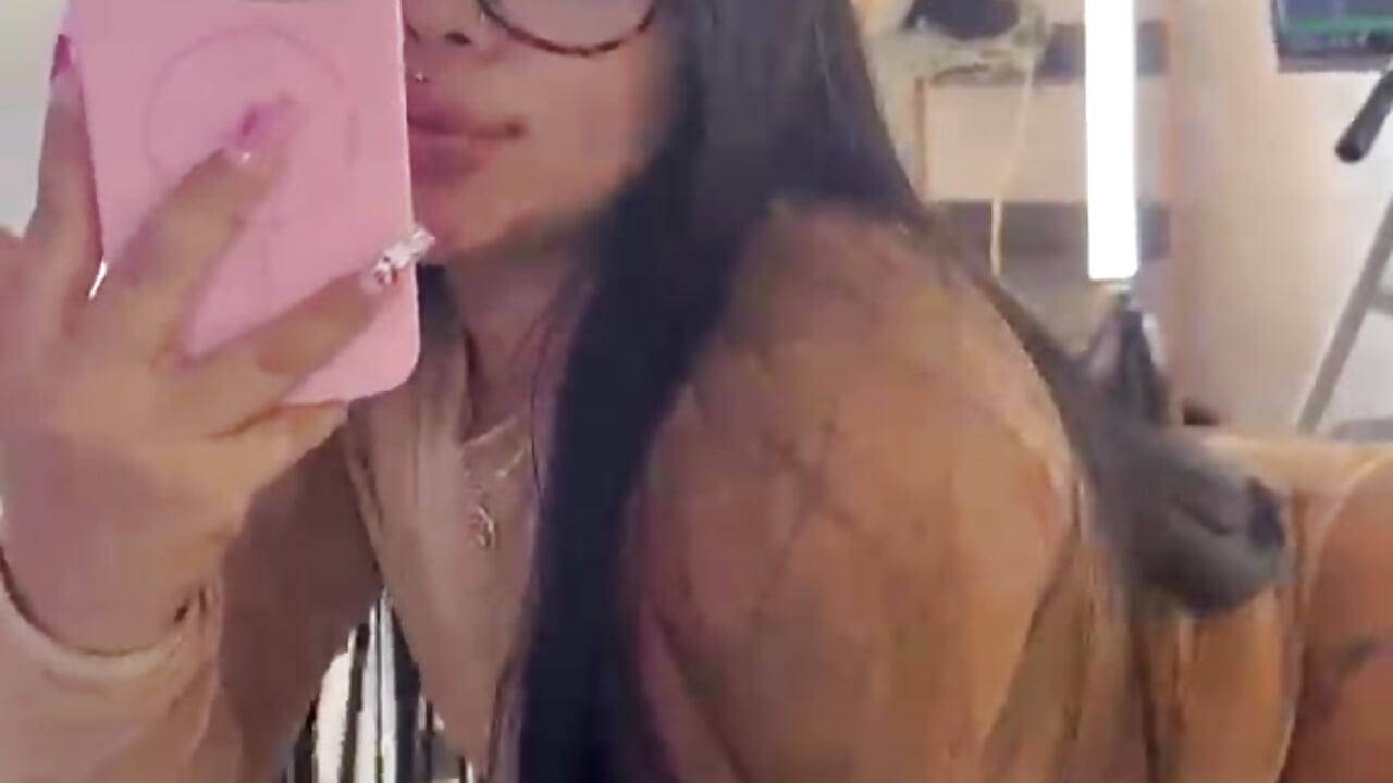 The perfect angle doesn't exist... oh, no, wait. 😏 - Vídeo de MarianaGarciaa__, modelo de vídeos