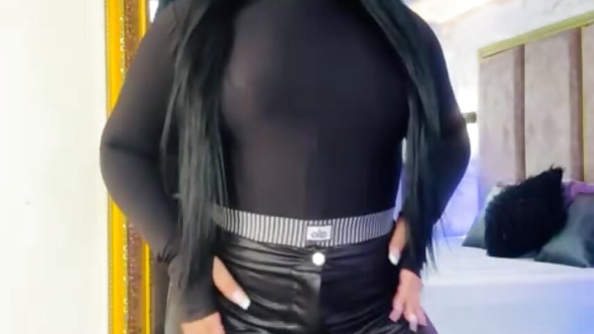 Do you like my ass in latex? 😏－カメラキャストのMarianaGarciaa__の動画