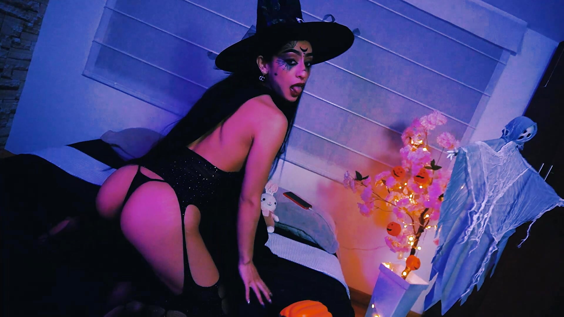 Sexy Witch 🎃 - วิดีโอโดย Lucyjoi