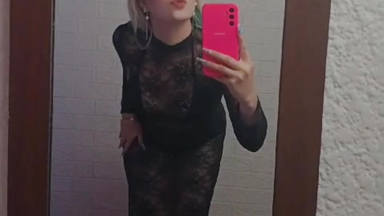 Merlina Hot 🔥 - video merlinaadams_ kameramallilta