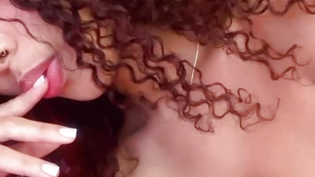 Do you think you can resist the temptation of my lips?😏🫦🍒 - vidéo du modèle de showcams littleebonny