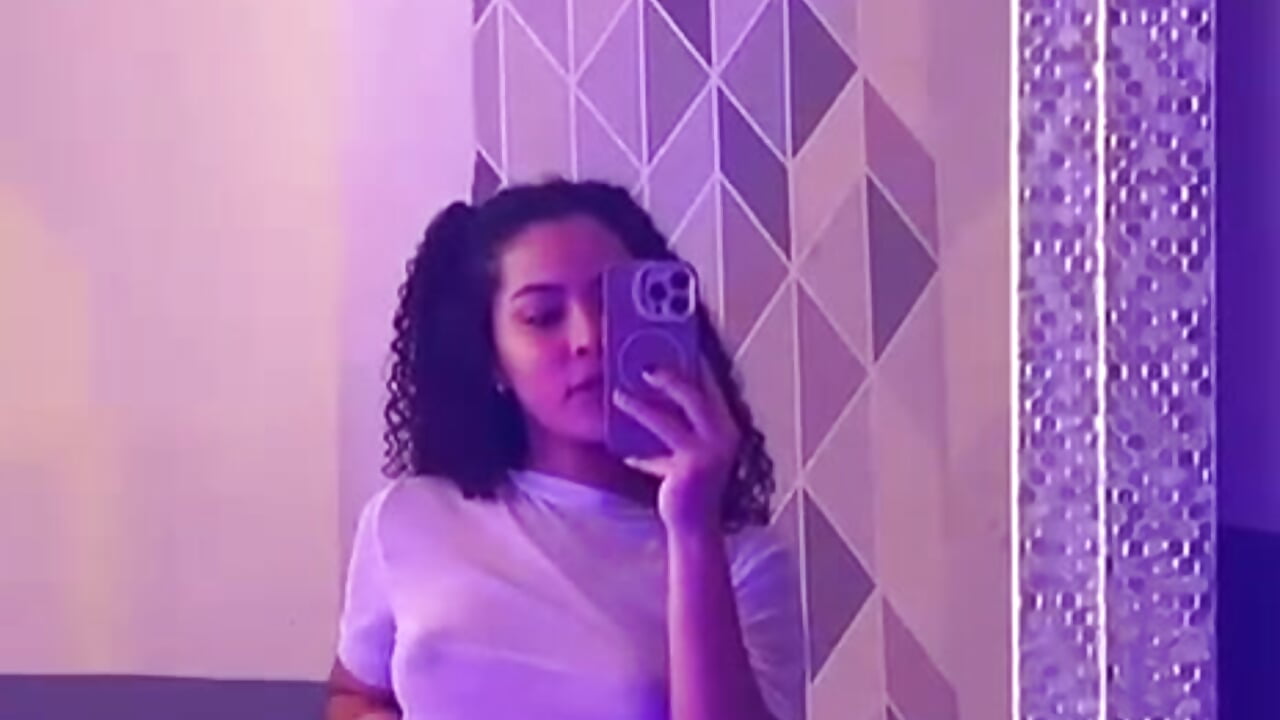 Come closer… I don’t like to play alone 😏🎲 - vidéo du modèle de showcams littleebonny