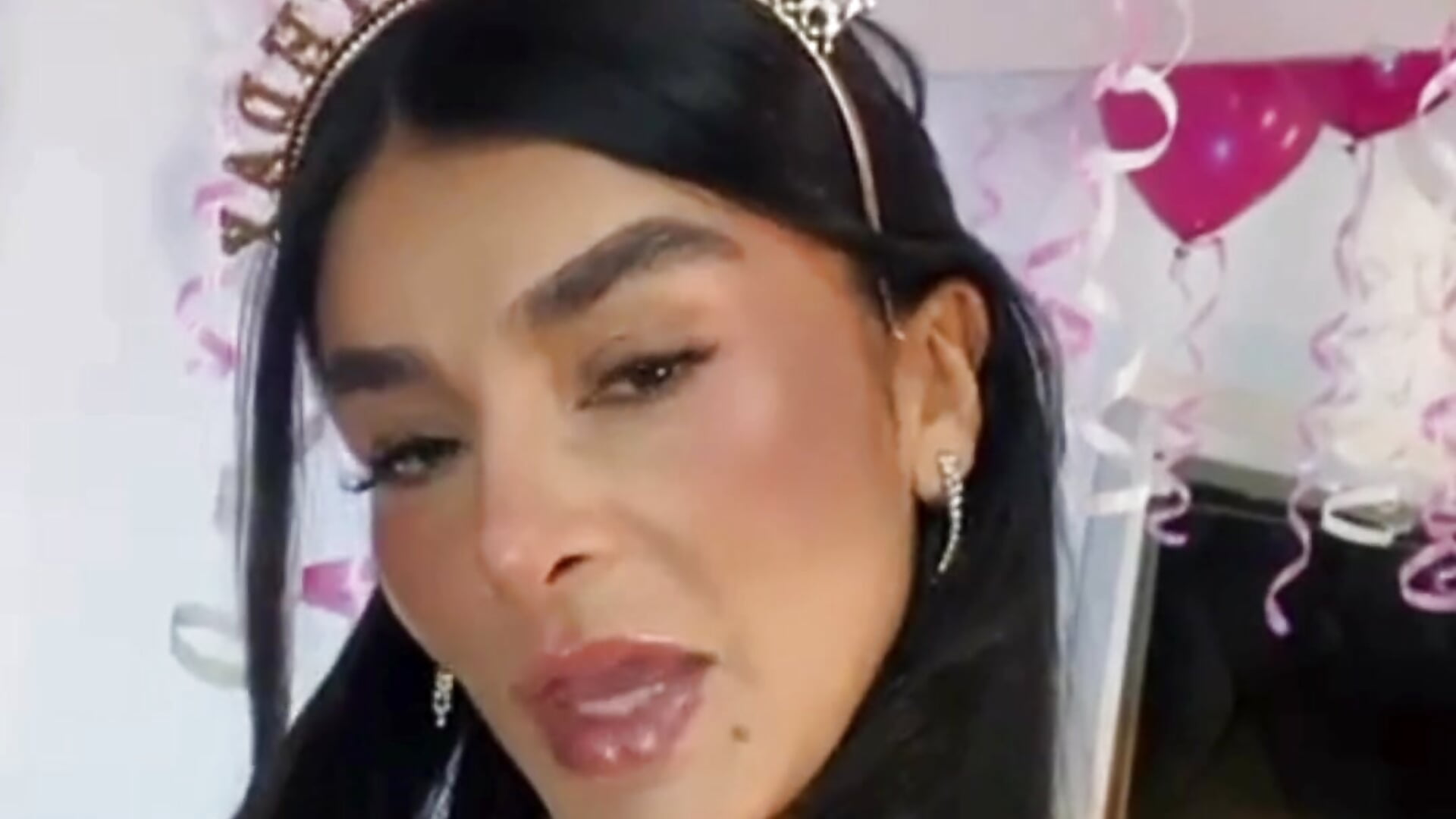 Come and celebrate my birthday today 🎂🎈🥂－カメラキャストのHolly_Brensonexx_の動画