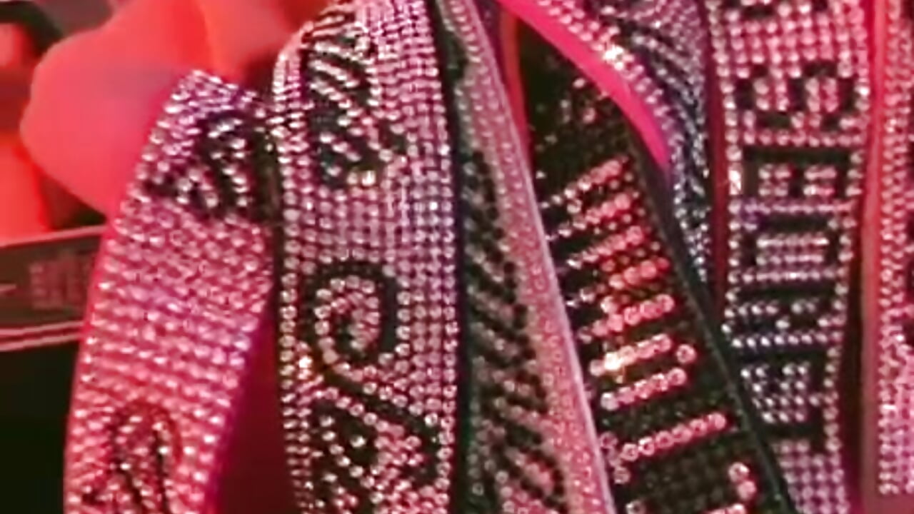 I want you to watch my lingerie slide down as I slowly remove it from my body...－カメラキャストのHolly_Brensonexx_の動画