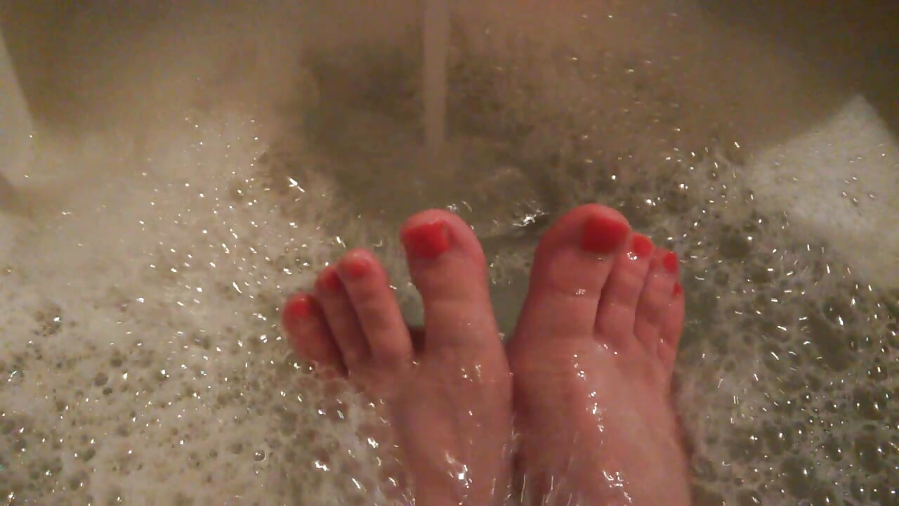 yummi... feet in FOAM - video by FemmeName cam model