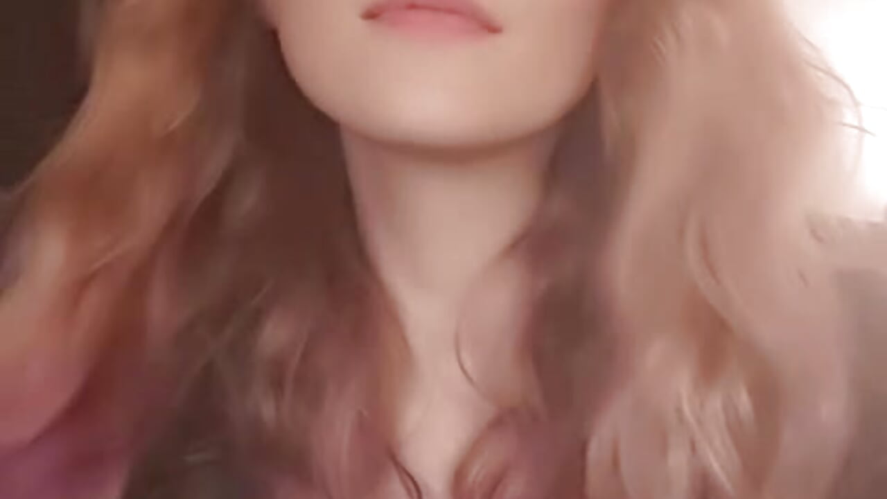 Lip bite – video af EllieeRose cam-model