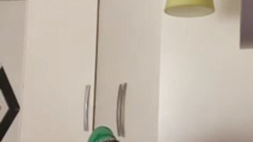 Lui non c’è è mi faccio un ditalino dasola