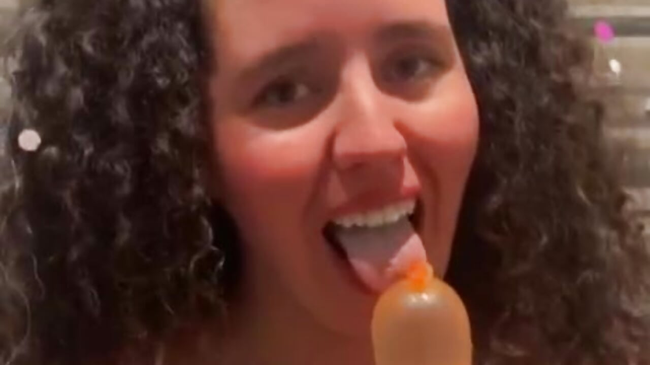 Between drops and balloons: the most wet seduction. - video by Valeria__soler cam model