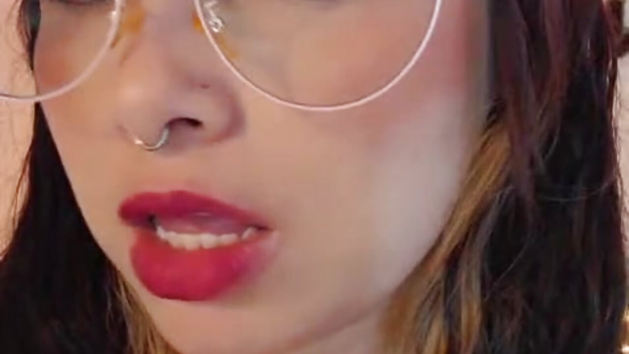 Perfect piercing face - video av Juliietha_servas cam model
