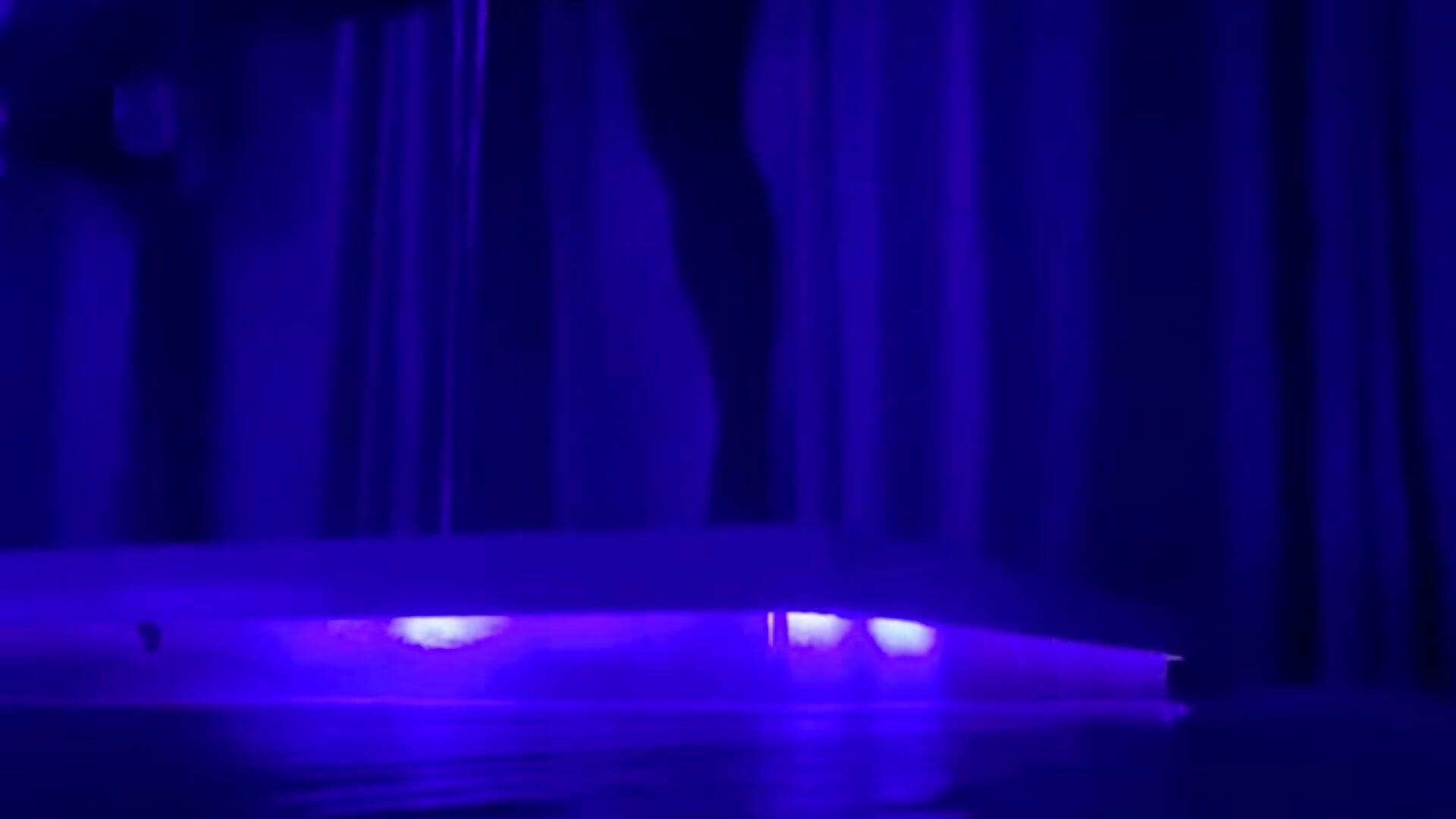 Pole dance nu coreo com luz azul