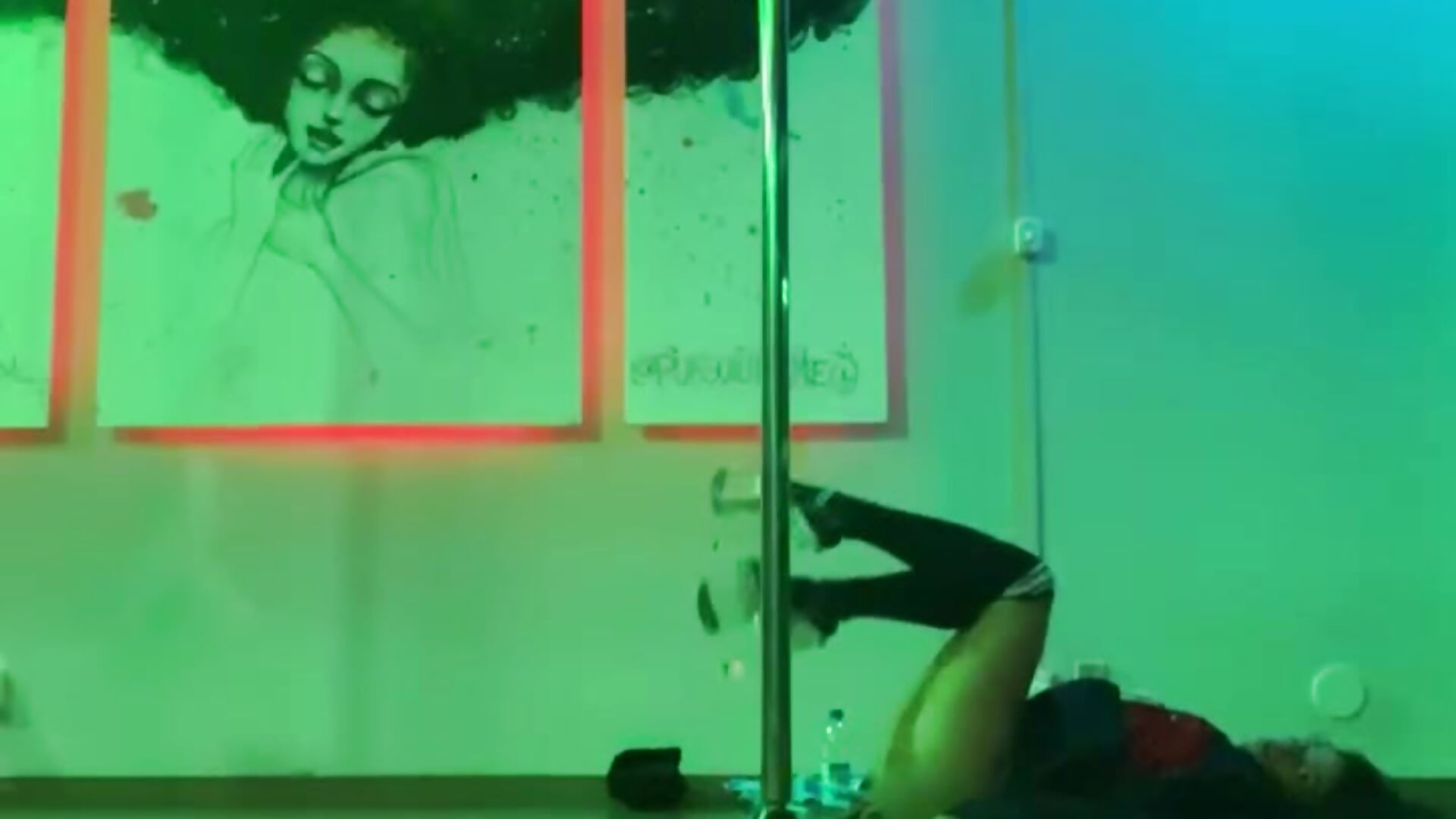 Strip leve no pole dance