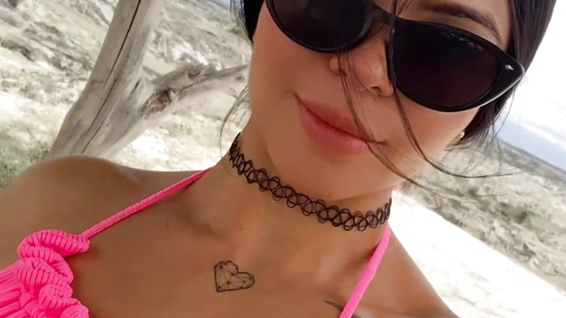 Beach Day ! - video by SophiaKarson cam model