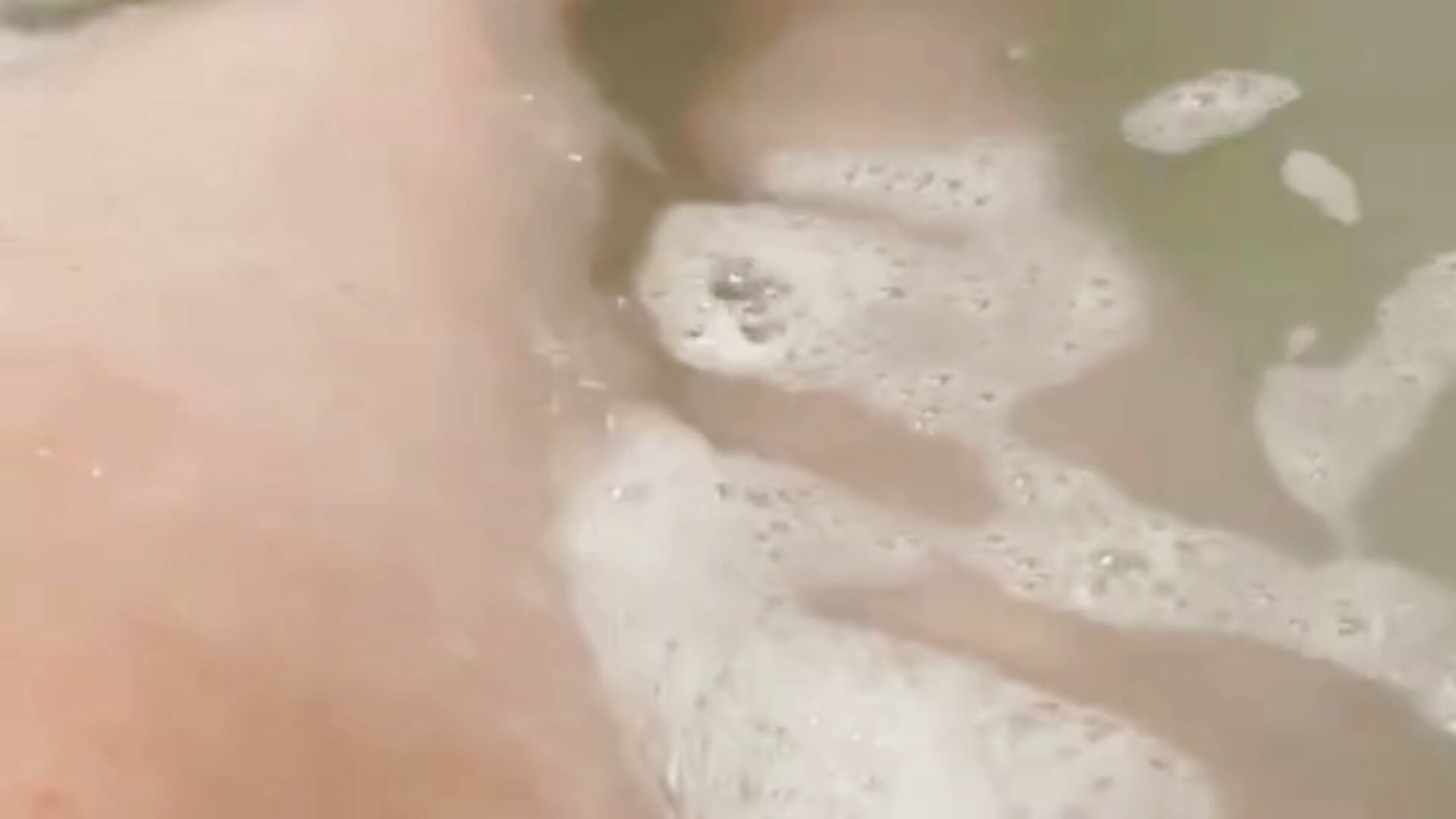 Soles, toes, bare feet batthub tease