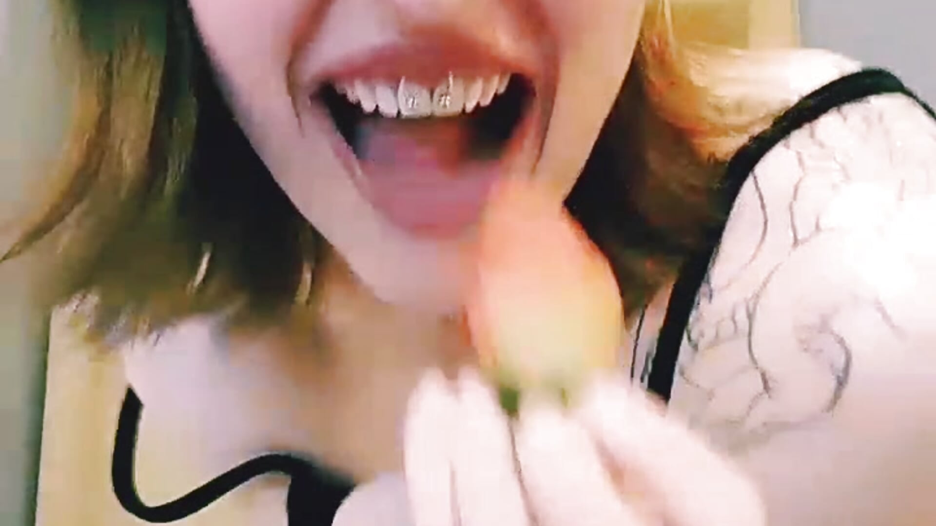 EATING STRAWBERRIES FROM MY ASS NO CRAM / OR IS THERE ? – video af _subatomicmonster