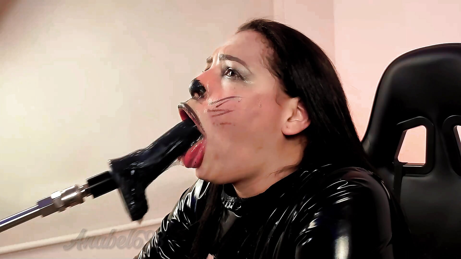 PROFESSIONAL COCKSUCKER "DEEPTHROAT FUCK MACHINE"－カメラキャストのAnabel693の動画