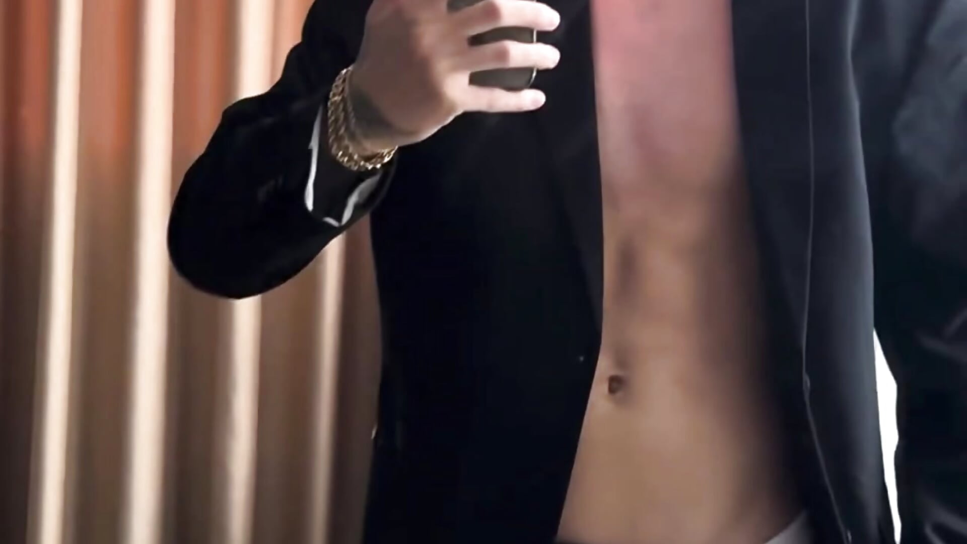 ScreenRecording_11-12-2025 13-02-17_1 - فيديو من BrandonTate موديل الكام