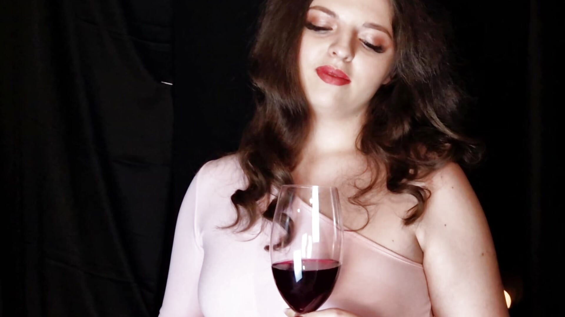 a glass of sparkling wine for the holiday－カメラキャストのPamDaresの動画