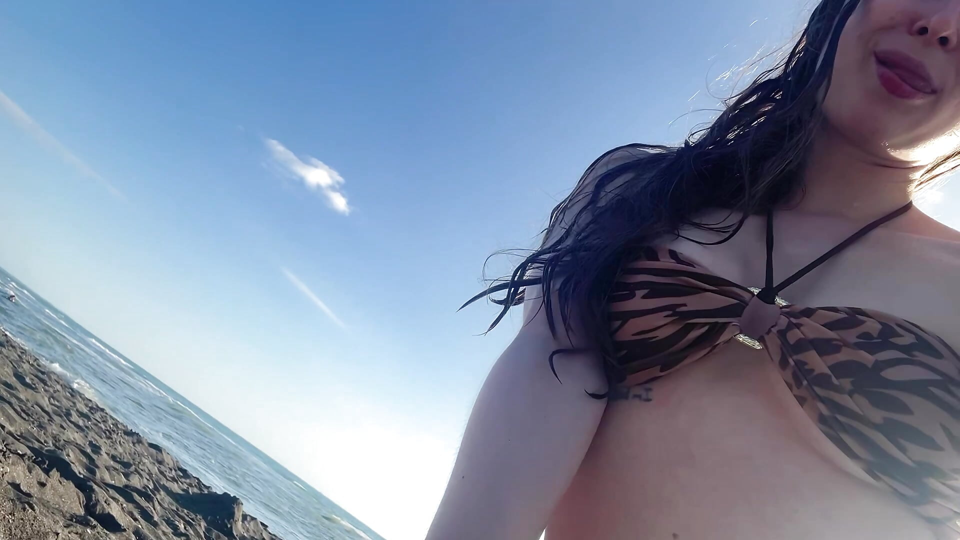 Sun ☀️ – video od webkamerové modelky CharlotteWells