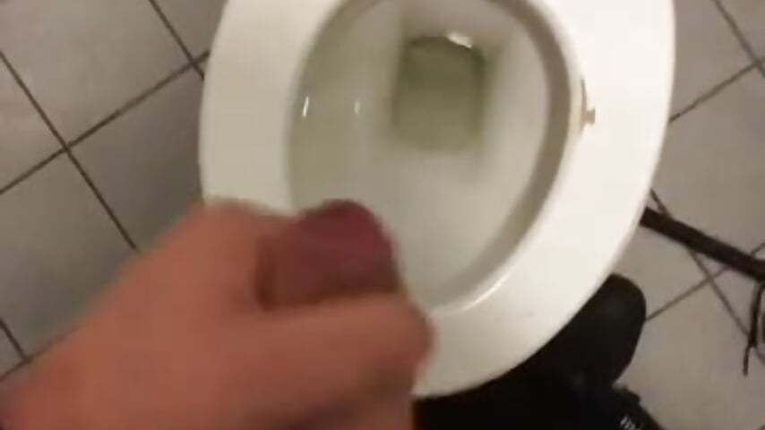 Pissing part 2 - video av skillers cam model