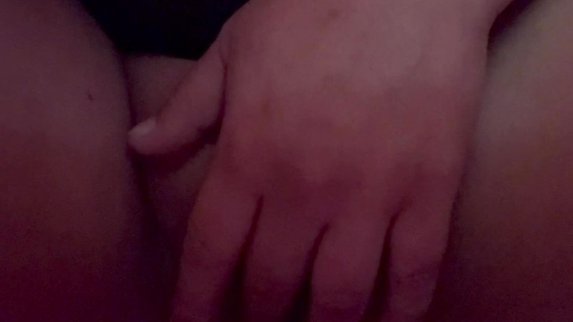 MASTURBATING WHILE WATCHING PORN, I CUM HARD