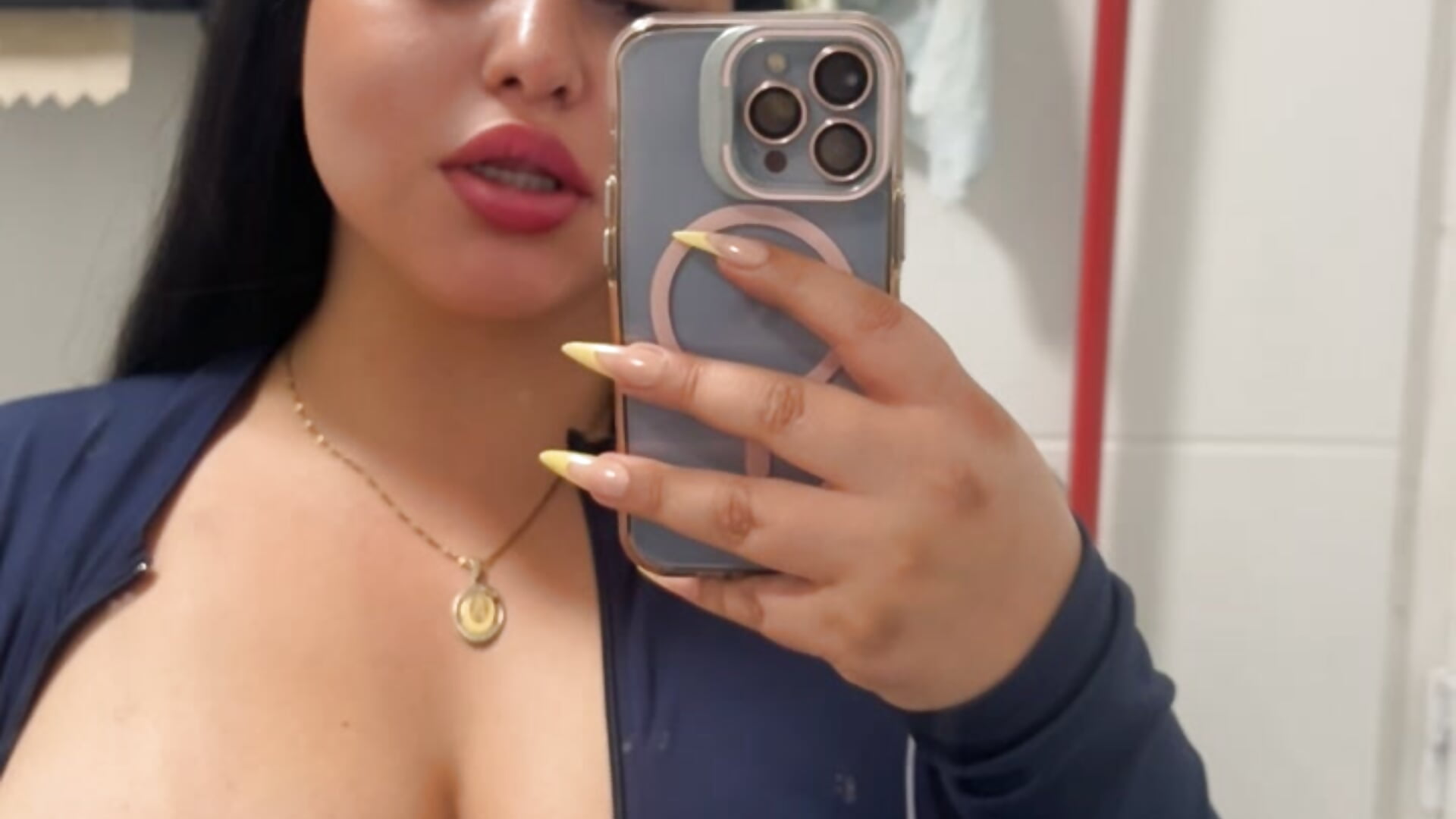 Show boobs in OXXO  lol